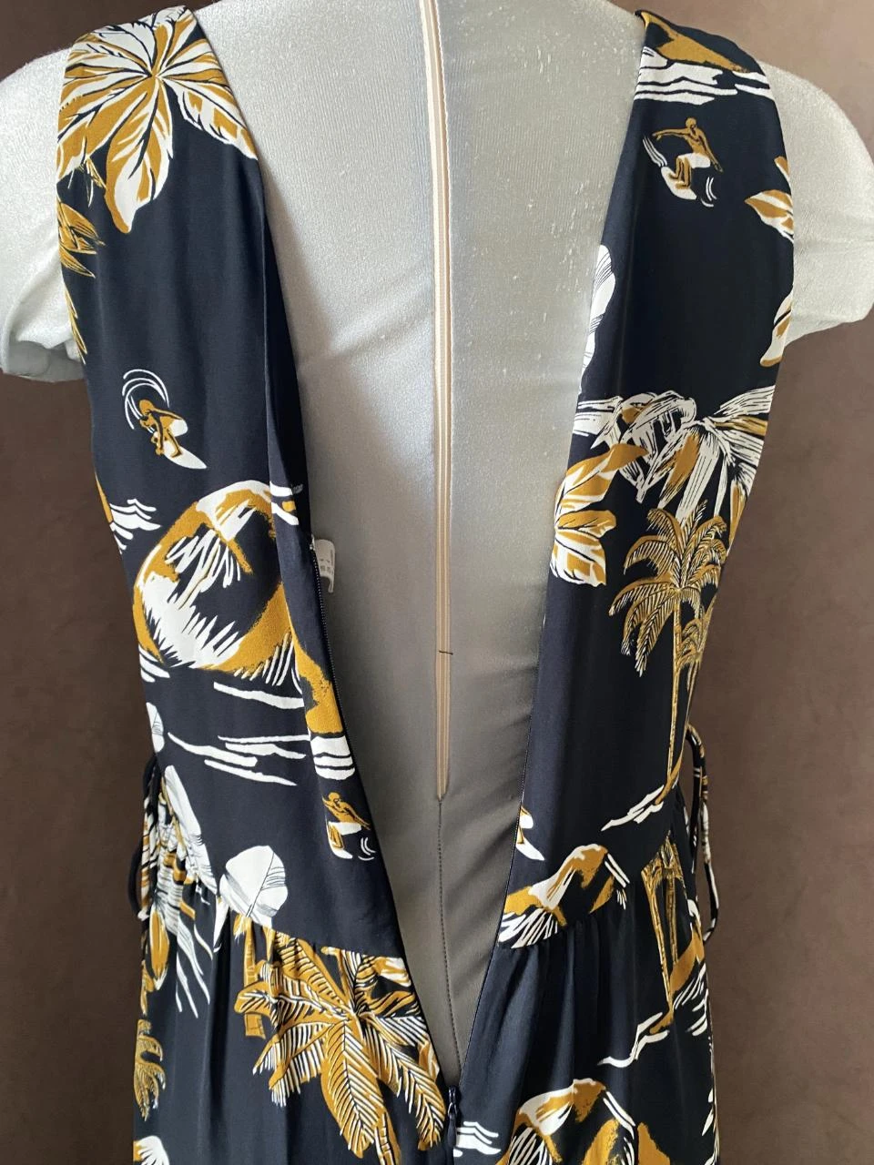 H&M mid-length dress size 34 black with ochre & white tropical print – V-back, side lacing – photo 8